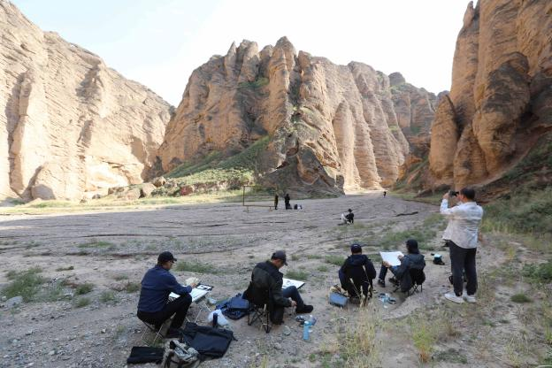 文字问说念石林 神韵写意黄河：走遍中国·甘肃——中国文促会好意思术家写生创作行径走进景泰