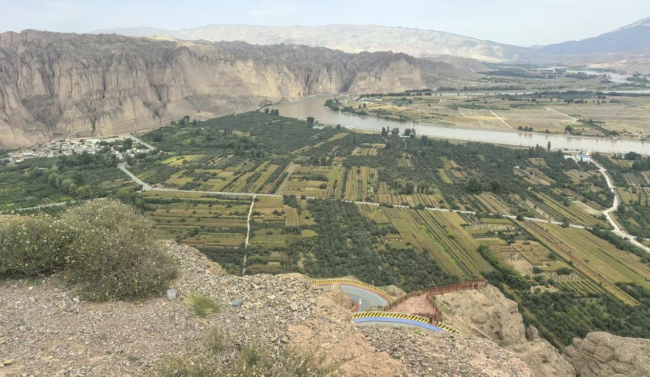 文字问说念石林 神韵写意黄河：走遍中国·甘肃——中国文促会好意思术家写生创作行径走进景泰