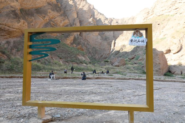 文字问说念石林 神韵写意黄河：走遍中国·甘肃——中国文促会好意思术家写生创作行径走进景泰