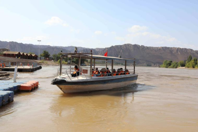 文字问说念石林 神韵写意黄河：走遍中国·甘肃——中国文促会好意思术家写生创作行径走进景泰
