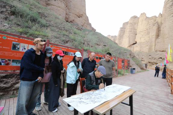 文字问说念石林 神韵写意黄河：走遍中国·甘肃——中国文促会好意思术家写生创作行径走进景泰